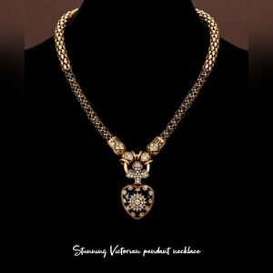 Stunning Victorian design chunky necklace, new